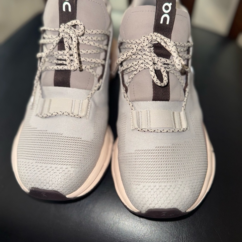 Women’s On Cloudnova Running shoes. Like new. Size 8